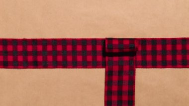 Yeşil ekranın açılışı - Stop Motion Animation - Craft kağıdında fiyonklu kırmızı kurdele. Krom anahtar