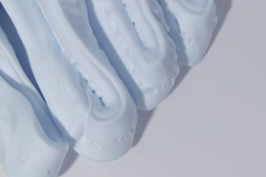 Beyaz arkaplanda mavi köpük lekesi / kumaş örneği.