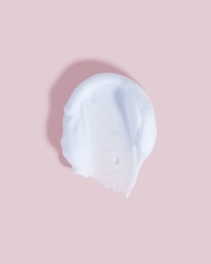 Pembe arka planda mavi köpük lekesi.