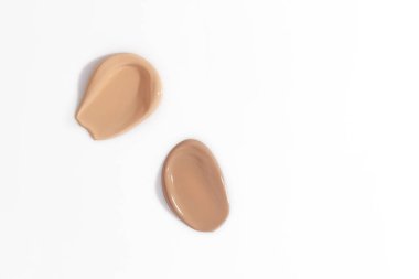 Makyaj vakfı, beyaz arka planda bej kapatıcı leke lekesi. BB CC krem dokusu