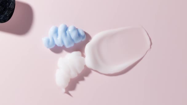 Λευκές Και Μπλε Καλλυντικές Κηλίδες Κρεμώδους Υφής Ροζ Φόντο Σταμάτημα — Αρχείο Βίντεο