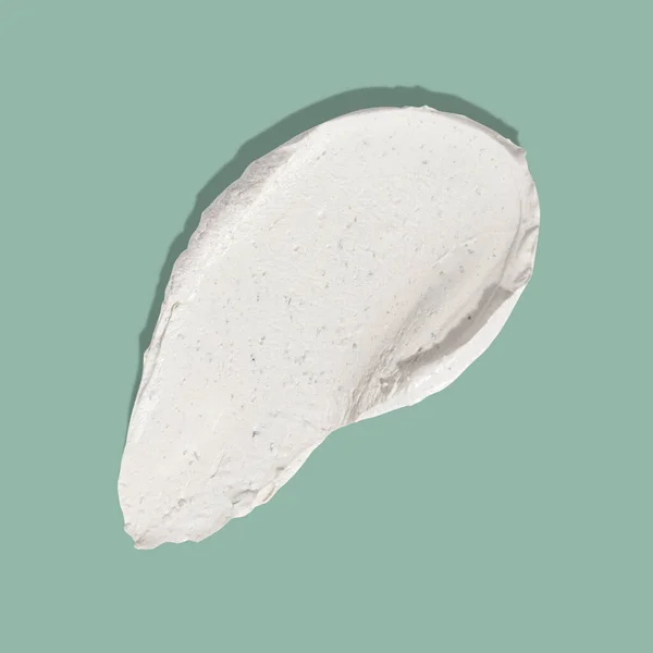 Beige Schoonheidsmasker Smeren Vlek Groene Achtergrond Cosmetische Huidverzorging Product Textuur — Stockfoto