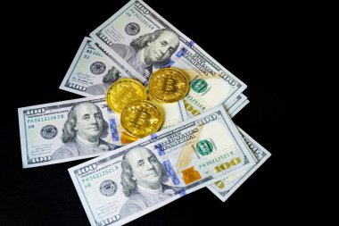 Siyah arka planda dolar banknotları olan bitcoin paralar. Sanal para konsepti. Dijital para kavramı. Bitcoin madencilik, çevrimiçi ticaret, alışveriş.