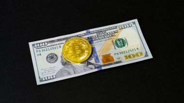 Siyah arka planda dolar banknotları olan altın bitcoin. Sanal para konsepti. Dijital para kavramı.