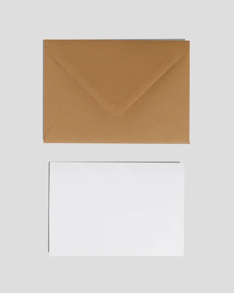 Weiße Karte Mit Braunem Papierumschlag Auf Weißem Hintergrund — Stockfoto