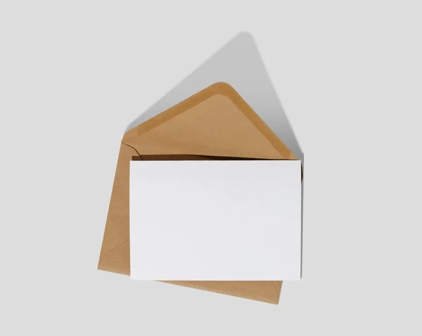 Белая Карточка Бумажным Конвертом Крафта Белом Фоне — стоковое фото