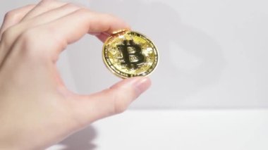 Altın Bitcoin beyaz arka planda