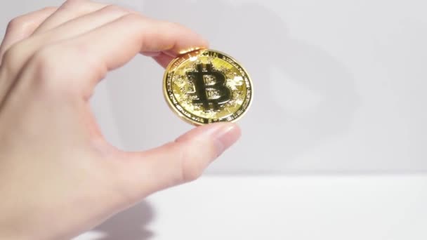 Goldene Bitcoin Den Händen Auf Weißem Hintergrund — Stockvideo