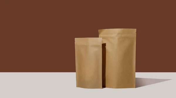 Braune Kartonverpackung Für Kaffee Und Becher Marken Und Verpackungsattrappen Für — Stockfoto