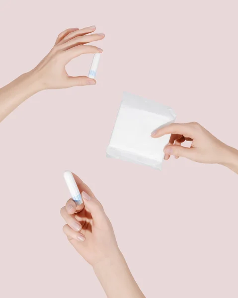 Mãos Femininas Segurando Uma Almofada Sanitária Tampões Para Menstruação Conceito — Fotografia de Stock