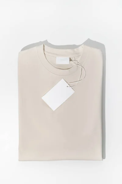 Beżowy Shirt Czystą Metką Odzieżową Lub Makietą Etykiety Koncepcja Ekologiczna — Zdjęcie stockowe