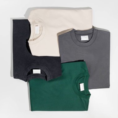 Boş etiketli çeşitli renklerde düz tişörtler. Beyaz arka planda izole edilmiş tişörtler. Logo için yer var. Model