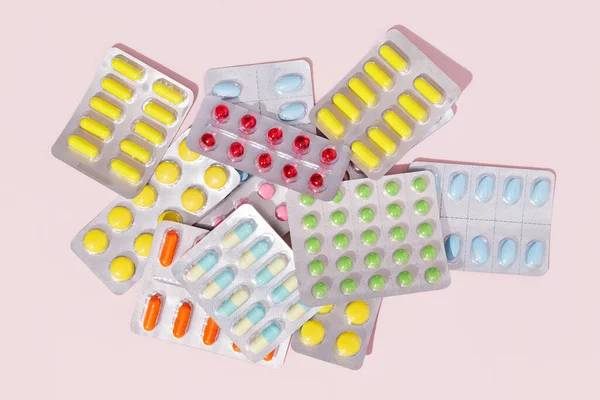 Kapszulák Tabletták Buborékcsomagolásban Rózsaszín Alapon — Stock Fotó