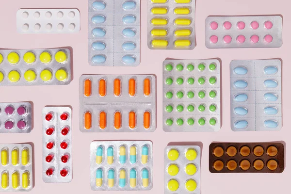 Pilules Capsules Colorées Pharmaceutiques Emballées Plaquettes Thermoformées Sur Fond Rose — Photo