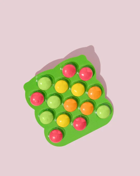 Okrągłe Kolorowe Tabletki Blistrach Różowym Tle — Zdjęcie stockowe