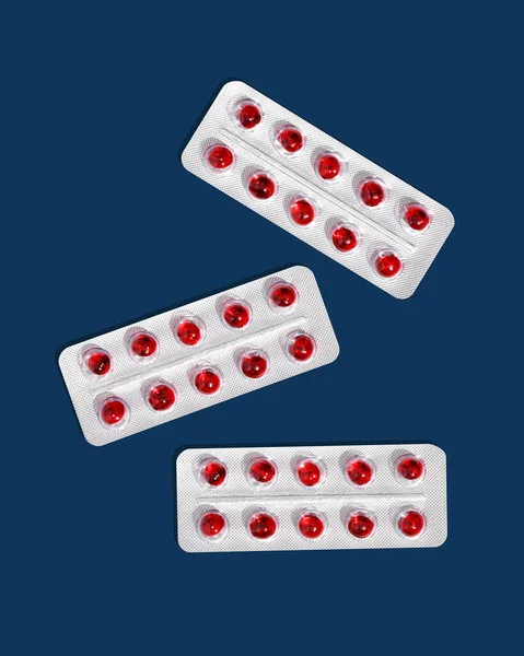 Kerek Piros Áttetsző Tabletták Buborékcsomagolásban Kék Alapon — Stock Fotó