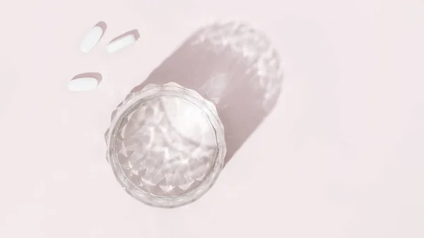 Таблетки Стакан Воды Розовом Фоне Препараты Лечения Простуды Витаминов Оздоровительного — стоковое фото