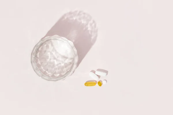 Таблетки Капсулы Стакан Воды Розовом Фоне Препараты Лечения Простуды Витаминов — стоковое фото