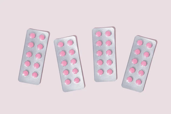 Στρογγυλό Ροζ Χάπια Συσκευασίες Κυψελών Ροζ Φόντο — Φωτογραφία Αρχείου
