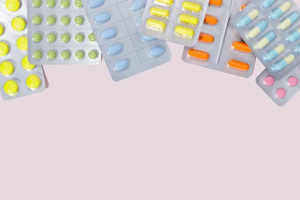 Gyógyszerészeti Színes Tabletták Kapszulák Buborékcsomagolásban Rózsaszín Alapon — Stock Fotó