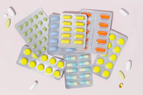 Pastillas Cápsulas Coloridas Farmacéuticas Empaquetadas Blisters Sobre Fondo Rosa — Foto de Stock