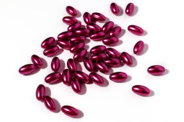 Beyaz arka planda bir sürü kırmızı hap var. Soğuk algınlığı, vitamin ve sağlık kompleksinin tedavisi için hazırlıklar