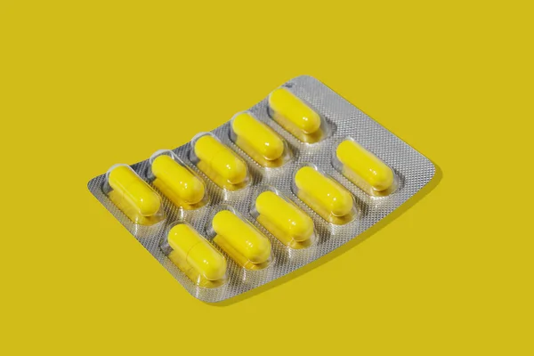 Blister Plata Con Suplementos Vitaminas Cápsulas Amarillas Sobre Fondo Amarillo — Foto de Stock