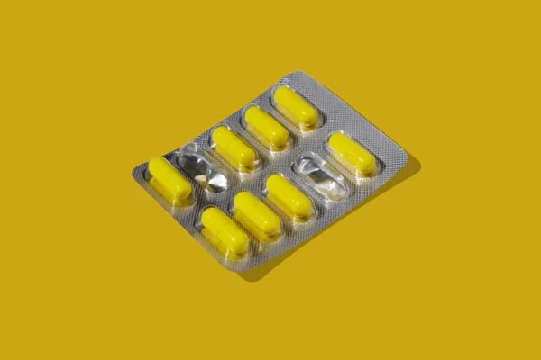 Silver Blister Supplements Vitamins Yellow Capsules Yellow Background Health Care — Stock Photo, Image