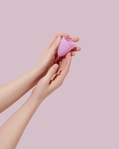Ženské Ruce Opakovaně Použitelné Menstruační Pohár Růžovém Pozadí — Stock fotografie