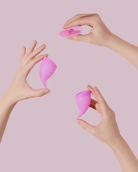 Ženské Ruce Opakovaně Použitelné Menstruační Poháry Růžovém Pozadí — Stock fotografie