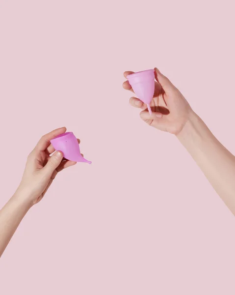 Ženské Ruce Držet Opakovaně Použitelné Menstruační Poháry Růžovém Pozadí — Stock fotografie