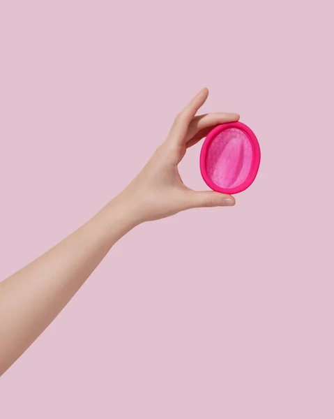 Žena Ruka Opakovaně Použitelný Menstruační Disk Růžovém Pozadí — Stock fotografie