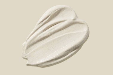 Bej arkaplanda leke var. Güzellik dokusu. Kozmetik ürün örneği. 