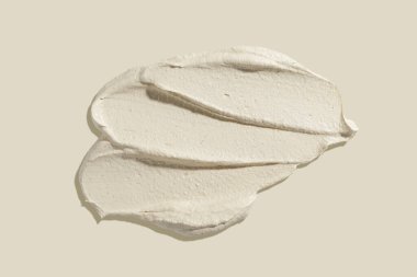 Bej arkaplanda leke var. Güzellik dokusu. Kozmetik ürün örneği. 