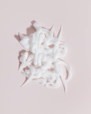 Pembe arka planda beyaz güzellik kremi lekesi. Kozmetik cilt ürünü dokusu. Yüz kremi, vücut losyonu sürgüsü. 