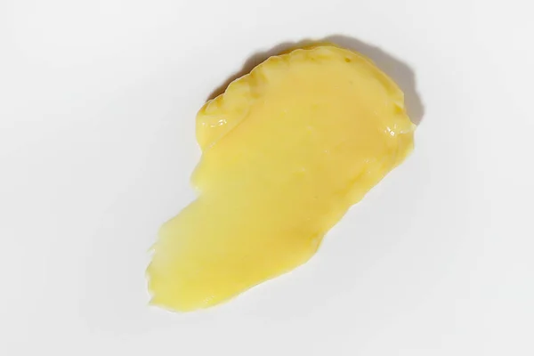 白い背景の黄色い美容クリームの汚れ 化粧品のスキンケア製品の質 — ストック写真