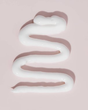 Beyaz güzellik kremi lekesi. Kozmetik cilt ürünü dokusu. Yüz kremi, vücut losyonu sürgüsü.