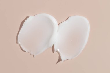 Beyaz güzellik kremi lekesi. Kozmetik cilt ürünü dokusu. Yüz kremi, vücut losyonu sürgüsü.