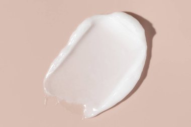 Beyaz güzellik kremi lekesi. Kozmetik cilt ürünü dokusu. Yüz kremi, vücut losyonu sürgüsü.