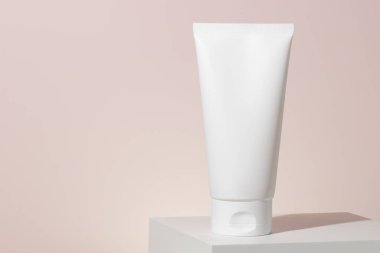 Kozmetik için beyaz plastik tüpleri boşalt. Model yap. Krem, jel, serum, reklam ve ürün tanıtımı için ambalaj.