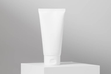 Kozmetik için beyaz plastik tüpleri boşalt. Modelleme. Krem, jel, serum, reklam ve ürün tanıtımı için ambalaj