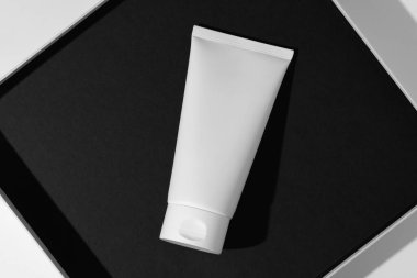 Kozmetik için boş beyaz plastik tüp. Modelleme. Krem, jel, serum, reklam ve ürün tanıtımı için ambalaj