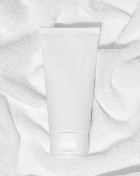 Αδειάστε Λευκό Πλαστικό Σωλήνα Για Καλλυντικά Μια Πετσέτα Mockup Συσκευασία Εικόνα Αρχείου