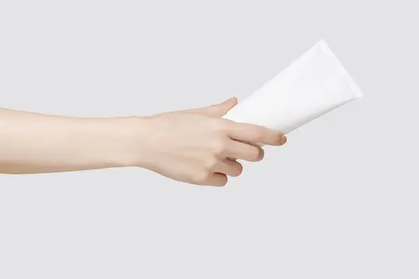 Χέρι Κρατώντας Κενό Λευκό Πλαστικό Σωλήνα Λευκό Φόντο Διακόσμηση Καλλυντικών Εικόνα Αρχείου
