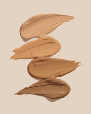 Makyaj vakfı, bej kapatıcı bej arka planda leke lekesi. BB CC krem dokusu