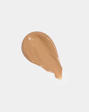 Makyaj vakfı, beyaz arka planda bej kapatıcı leke lekesi. BB CC krem dokusu