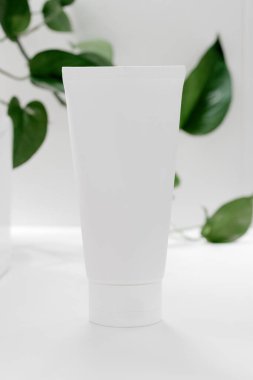 Banyoda kozmetik ürünleri için beyaz plastik tüpleri boşalt. Modelleme. Krem, jel, serum, reklam ve ürün tanıtımı için ambalaj. 