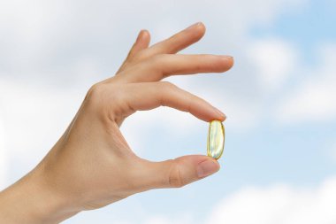 Beyaz arka planda yumuşak jel kapsülleri Omega 3 takviyeleri. Sağlıklı bir yaşam tarzı. Asgari tasarım