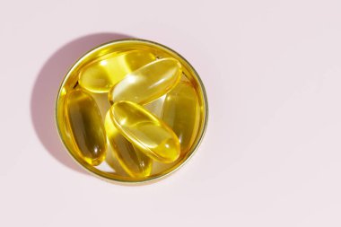 Beyaz arka planda yumuşak jel kapsülleri Omega 3 takviyeleri. Sağlıklı bir yaşam tarzı. Asgari tasarım