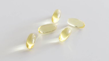 Beyaz arka planda yumuşak jel kapsülleri Omega 3 takviyeleri. Sağlıklı bir yaşam tarzı. Asgari tasarım